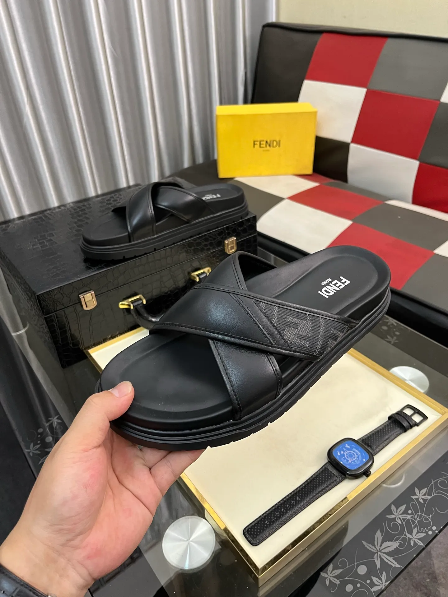 Men's men's shoes💰320⌚️⌚️FENDI Fendi slippers and sandals are shipped💄How can this summer be without the blessing of little monsters💄Original imported special hardware decorative pattern➕Original private model outsole! Details determine success or failure, good quality is not afraid of magnifying details! It feels super comfortable on your feet! This summer you need a pair of trendy, cool and comfortable sandals👣 Standard size: 38-443️⃣Colors available